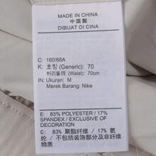 Nike سروال رياضي مرن للنساء بخصر مرن واسع وساق مستقيمة، بطبعات رسمية للشعار والأرقام ذو لون أحادي