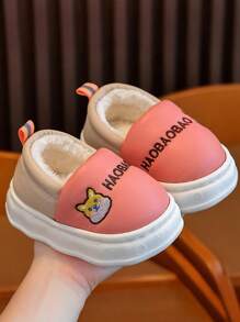 Un paio di scarpe invernali nuove per bambini con tacchi antiscivolo e suole morbide e impermeabili per neonati