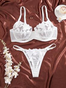 大码女式蕾丝刺绣性感内衣套装，钢圈全罩杯文胸和内裤，狂野不羁 - 白色 - 查看 3