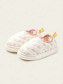 Un par de zapatillas nuevas, lindas y a la moda para el invierno para niños, zapatos de bebé de algodón esponjoso que son antideslizantes y cálidos para interiores