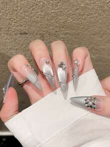 10 款高品质 DIY 手工假指甲，尖头长指甲搭配银色渐变法式极光猫眼手绘美甲贴纸，美甲压模套装美甲用品，小众设计时尚指甲装饰宝石搭配水钻，适合节日派对、聚会、日常佩戴。 - 彩色 - 查看 3