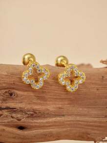 Un par de nuevos pendientes de trébol de cuatro hojas mini calados para mujeres con un diseño exclusivo que es simple, elegante, de moda y lujoso. Son versátiles y de alta gama. Estos pendientes son adecuados para reuniones, reuniones de clase, fiestas ligeras, compras, vida doméstica, ceremonias y otros accesorios