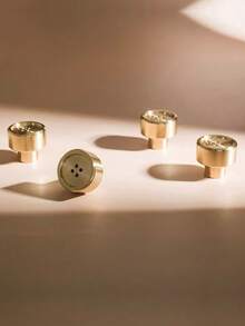 4件欧式设计创意纽扣抽屉拉手，适用于抽屉、橱柜、梳妆台、儿童衣柜、壁橱、鞋柜、玄关，圆形金色抽屉把手，铜材质，含螺丝