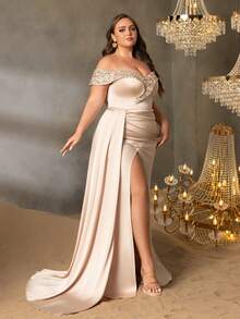 Vestido de satén de hombros descubiertos elegante con collar de lentejuelas brillantes y abertura en el dobladillo de Faeriesty Curve Plus | Lujoso aspecto contemporáneo de noche