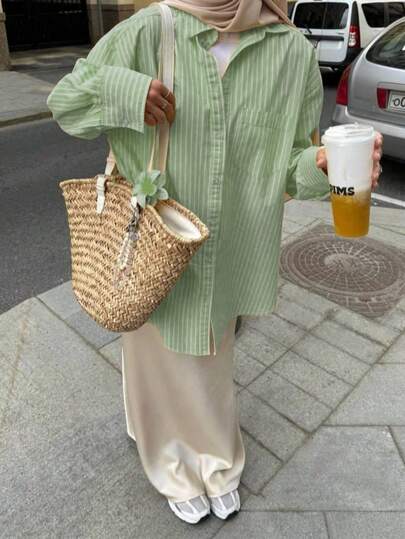 Camicia casual a righe di moda e fresca di colore giallo limone con tasche, semplice e ariosa, adatta per passeggiare, pendolarismo, stile di strada, inizio autunno