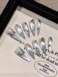 10 款高品质 DIY 手工假指甲，尖头长指甲搭配银色渐变法式极光猫眼手绘美甲贴纸，美甲压模套装美甲用品，小众设计时尚指甲装饰宝石搭配水钻，适合节日派对、聚会、日常佩戴。 - 彩色 - 查看 1