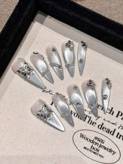 10 款高品质 DIY 手工假指甲，尖头长指甲搭配银色渐变法式极光猫眼手绘美甲贴纸，美甲压模套装美甲用品，小众设计时尚指甲装饰宝石搭配水钻，适合节日派对、聚会、日常佩戴。