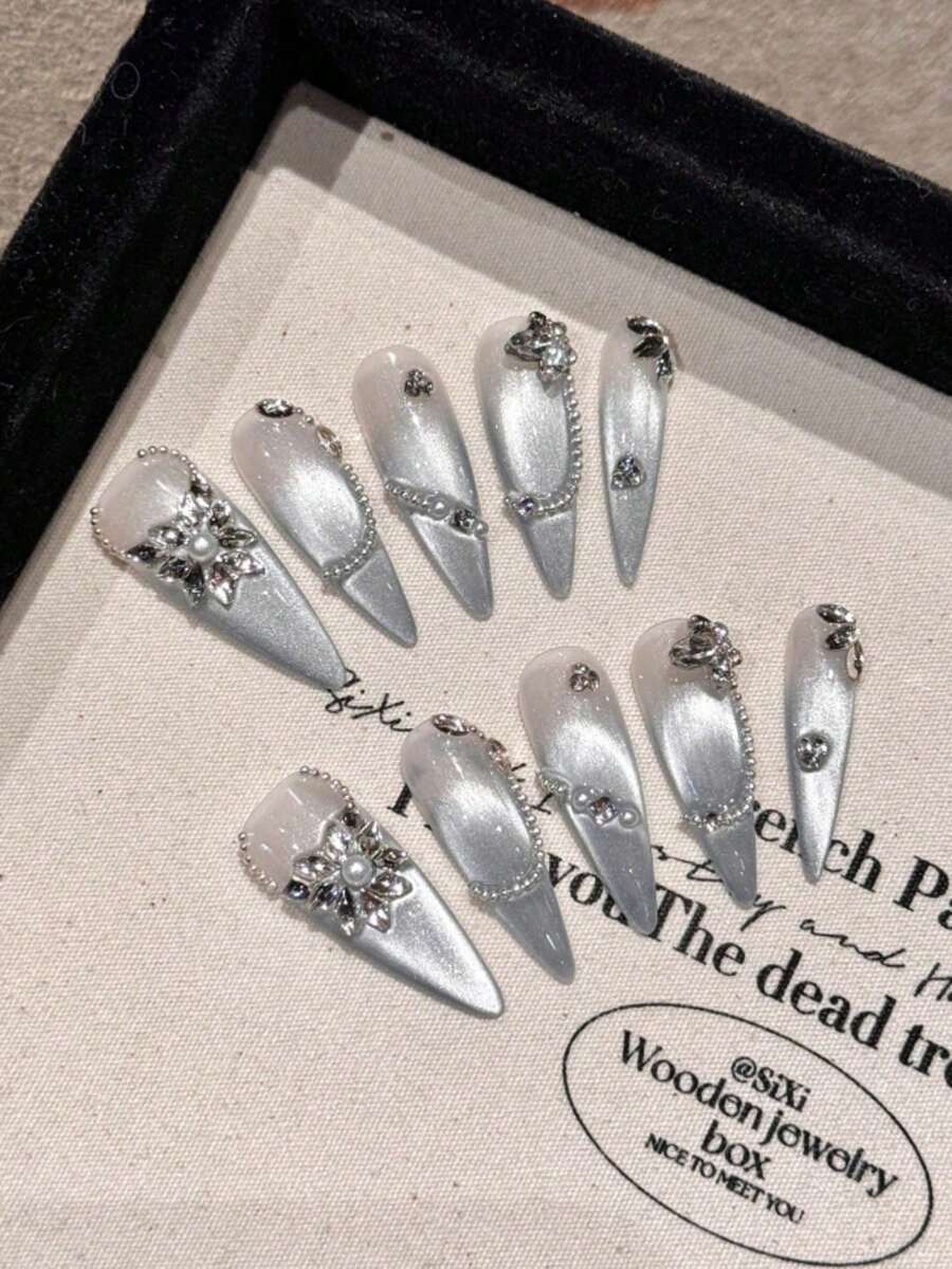 10 款高品质 DIY 手工假指甲，尖头长指甲搭配银色渐变法式极光猫眼手绘美甲贴纸，美甲压模套装美甲用品，小众设计时尚指甲装饰宝石搭配水钻，适合节日派对、聚会、日常佩戴。 - 彩色 - 查看 1