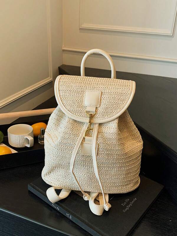 Nouveau sac à dos avec rabat en paille de printemps, sac à dos polyvalent de mode pour les vacances et décontracté, tressage en paille ajouré, sac à dos décontracté unique