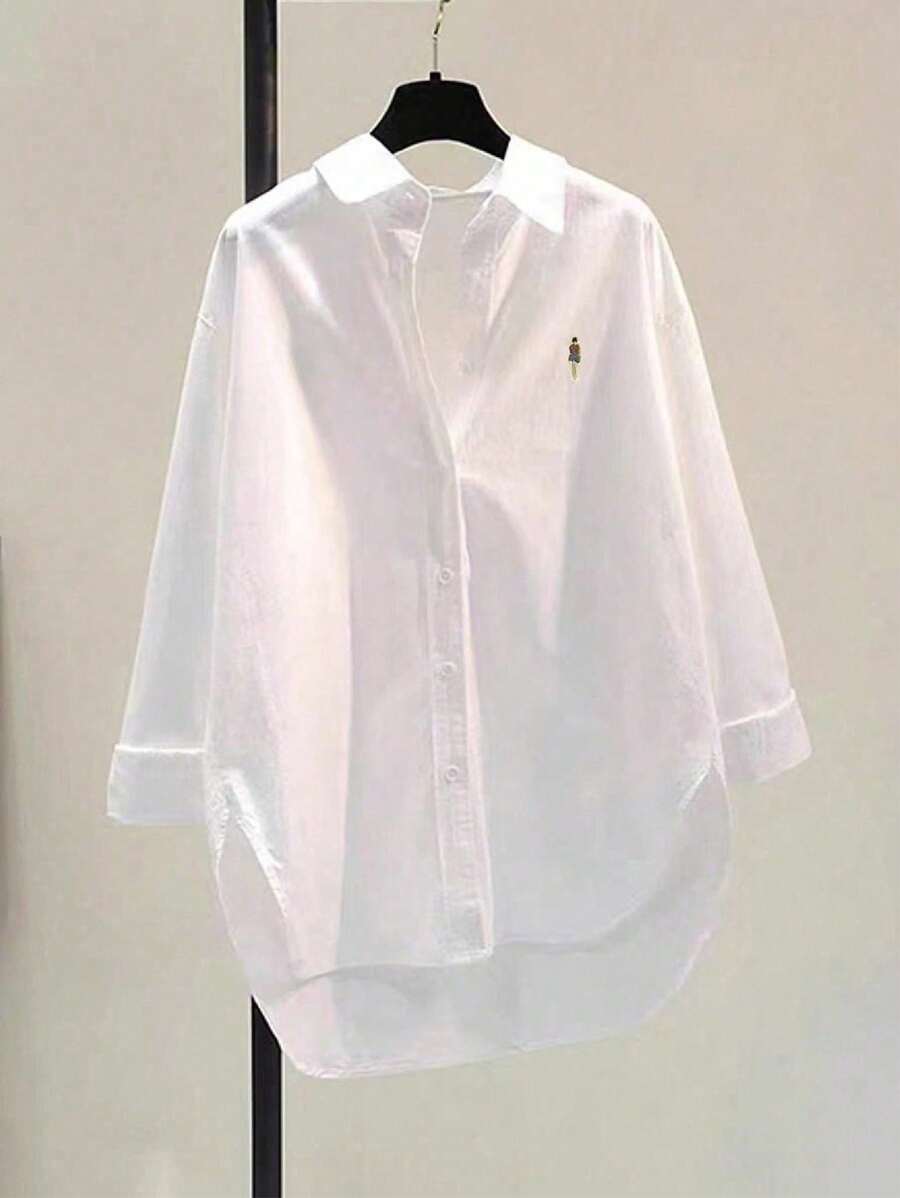 大码长袖衬衫，刺绣点缀，风格不单调，适合日常穿着，衬衫领纽扣细节和不对称下摆设计。