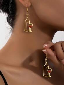 一对时尚个性化镂空酒杯和酒瓶设计简约风格派对耳环