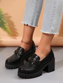 女式坡跟厚底一脚蹬乐福鞋，金属链条装饰，休闲学院风，纯色圆头粗跟高跟鞋