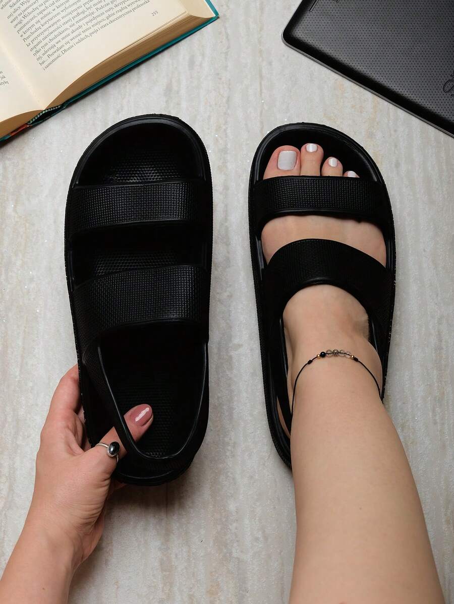 Sandalia tipo mule para mujer perfecta para actividades cotidianas como caminar por casa, realizar tareas domésticas, salir al jardín o dar paseos cortos. También es ideal para usar en entornos húmedos como la playa, la piscina o incluso en trabajos donde se requiere estar de pie durante largos periodos. - Negro - Ver 1