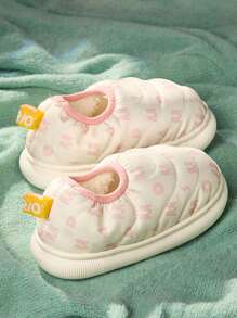 Un par de zapatillas nuevas, lindas y a la moda para el invierno para niños, zapatos de bebé de algodón esponjoso que son antideslizantes y cálidos para interiores