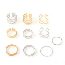 Set de 10 anillos de metal con junturas geométricas clásicas, en color dorado y plateado