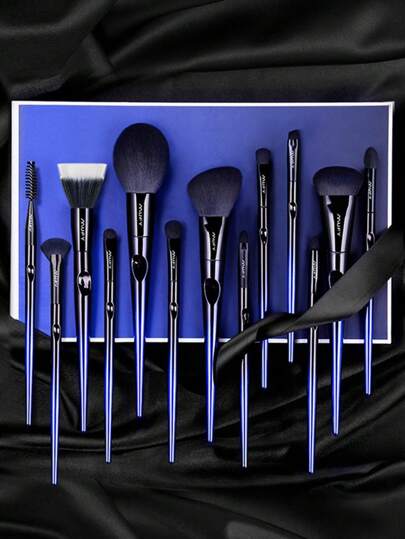 طقم فرش مكياج احترافية جديدة مكونة من 13 قطعة، تشمل فرشاة البودرة وفرشاة الأحمر وفرشاة التظليل وفرشاة ظلال العيون وفرشاة الشفاه وفرشاة الحواجب ومشط الرموش وفرش المكياج للوجه والعيون