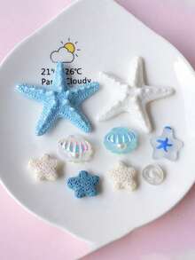 一套9个带有海星贝壳树脂装饰的沙滩包挂饰。套装包含耐用塑料制成的登山扣和装饰扣，包装精美。非常适合为您的沙滩包、钱包、手提包和沙滩配饰增添一抹海滩风情。 - 彩色 - 查看 4