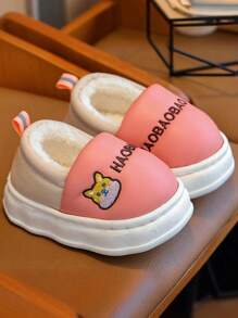 Un paio di scarpe invernali nuove per bambini con tacchi antiscivolo e suole morbide e impermeabili per neonati