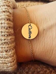 个性化镌刻名字手链 - 经典不锈钢圆形硬币手镯带吊坠，可调节书法风格字母手工女士手链，可定制日期、名字、家庭珠宝 银、金、玫瑰金 时尚、秋季时尚、休闲、可爱、简约、简约、老钱定制、个性化、独特 送给女朋友、妈妈、家人、朋友、女儿、祖父母的理想礼物 周年纪念日、情人节、母亲节、生日、毕业典礼、婚礼、日常佩戴 - 金色 - 查看 4