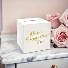 Zestaw pudełek na propozycje imion ze złotą folią, w tym karta ekspozycyjna i 30 kart do głosowania. Idealne na wesela, baby shower, urodziny, rocznice, imprezy z okazji ujawnienia płci dziecka. Wykonane z eleganckiego białego papieru