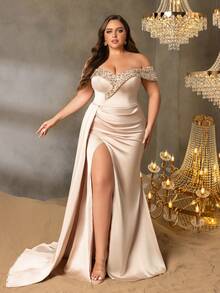 Vestido de satén de hombros descubiertos elegante con collar de lentejuelas brillantes y abertura en el dobladillo de Faeriesty Curve Plus | Lujoso aspecto contemporáneo de noche