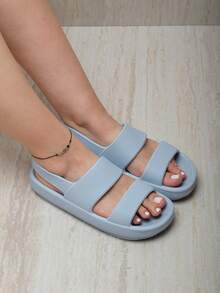 Sandalia tipo mule para mujer perfecta para actividades cotidianas como caminar por casa, realizar tareas domésticas, salir al jardín o dar paseos cortos. También es ideal para usar en entornos húmedos como la playa, la piscina o incluso en trabajos donde se requiere estar de pie durante largos periodos. - Azul - Ver 2