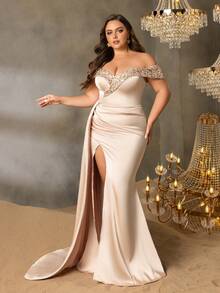 Vestido de satén de hombros descubiertos elegante con collar de lentejuelas brillantes y abertura en el dobladillo de Faeriesty Curve Plus | Lujoso aspecto contemporáneo de noche