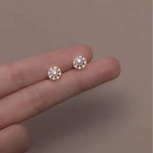 1 par de brincos elegantes e minimalistas de aço inoxidável redondos com microincrustações de pérolas, modernos e versáteis