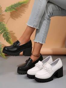 女式坡跟厚底一脚蹬乐福鞋，金属链条装饰，休闲学院风，纯色圆头粗跟高跟鞋