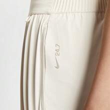 Nike سروال رياضي مرن للنساء بخصر مرن واسع وساق مستقيمة، بطبعات رسمية للشعار والأرقام ذو لون أحادي