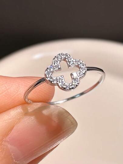 925 纯银精致仿锆石四叶草女士戒指，适合日常佩戴，是送给爱人、周年纪念和节日的优质珠宝礼物