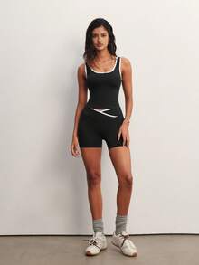 FWH 街头时尚，夏季基本款运动套装，裸感面料和收腹设计，适合健身和街头穿着，内置支撑 + 性感短裤，内置可拆卸护垫，无肩带文胸上衣 + 塑身短裤，非常适合跳舞/跑步，女式内置文胸吊带背心 + 高腰短裤两件套