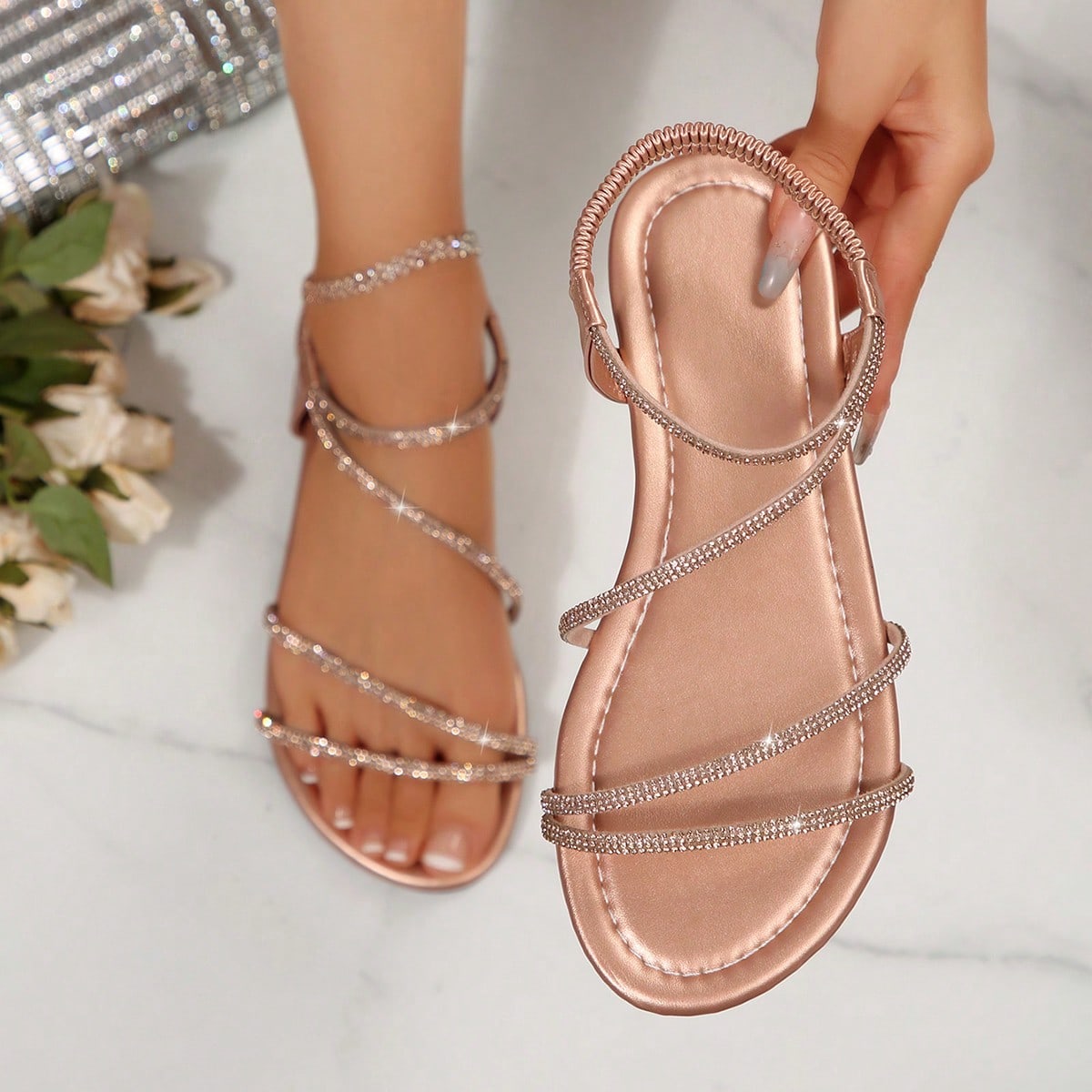 Nuevas sandalias planas de verano con tiras cruzadas elásticas y punta abierta para mujeres, estilo europeo y americano, para atuendos de playa