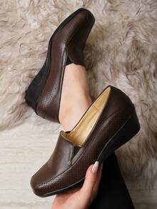 Mocasín de piel para mujer, calzado formal, zapatos cómodos oficina mujer, mocasines elegantes sin cordones, mocasín microperforado tacón medio. También conocido como zapato slip-on, calzado ejecutivo o mocasín urbano. - Marrón - Ver 1
