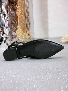 女士黑色尖头露跟低跟平底鞋，绒面革纹理，搭配闪亮金属鞋跟，可调节绑带，优雅正装鞋，适合工作、办公室、约会、日常穿着 - 黑色 - 查看 7