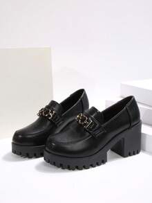 女式坡跟厚底一脚蹬乐福鞋，金属链条装饰，休闲学院风，纯色圆头粗跟高跟鞋