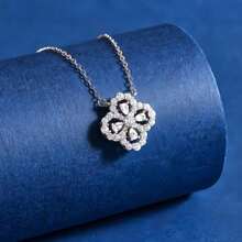 1 pieza Collar de trébol de cuatro hojas de plata de ley Collar de cadena de clavícula de lujo ligero con circonita adecuado para la ropa diaria de las mujeres