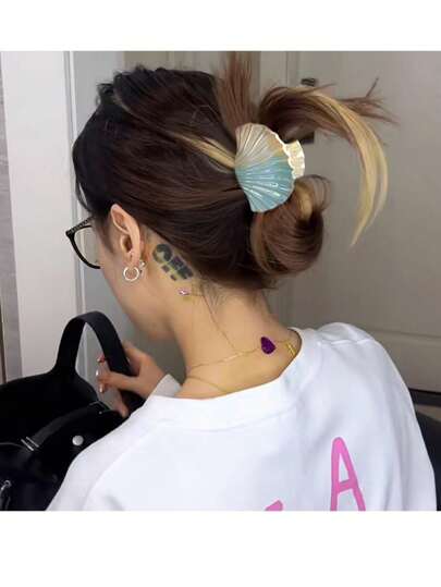1 pièce Pince à cheveux avec coquillage dégradé, accessoire capillaire pour les vacances, grande pince à cheveux style océan d'été. Convient pour les vacances, les voyages, les rassemblements, la maison, les cadeaux de fête, les cadeaux de remise de diplômes, les cadeaux de la Journée de la femme. Accessoires de mode, pinces à cheveux de beauté pour l'automne et l'hiver