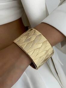 1pc European & American Style Exaggerated Geometric Metal Cuff Bracelet, Vintage Minimalist Wide Unique Design Wrist Bangle, Fashionable Jewelry For Women