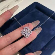 1 pieza Collar de trébol de cuatro hojas de plata de ley Collar de cadena de clavícula de lujo ligero con circonita adecuado para la ropa diaria de las mujeres