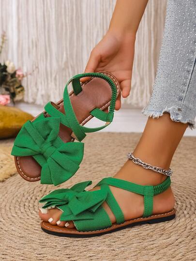 新款甜美可爱蝴蝶结交叉绑带平底凉鞋，休闲度假风，适合花园派对、购物、日常休闲穿着。经典黑色蝴蝶结交叉绑带平底凉鞋，清新绿色蝴蝶结交叉绑带平底凉鞋，纯白色蝴蝶结交叉绑带平底凉鞋。