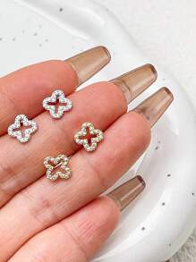 Un par de nuevos pendientes de trébol de cuatro hojas mini calados para mujeres con un diseño exclusivo que es simple, elegante, de moda y lujoso. Son versátiles y de alta gama. Estos pendientes son adecuados para reuniones, reuniones de clase, fiestas ligeras, compras, vida doméstica, ceremonias y otros accesorios