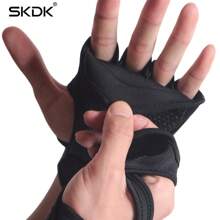 SKDK 1 par de guantes de entrenamiento con muñequeras - Agarre de silicona antideslizante, diseño de media-dedos, cierre ajustable, adecuado para gimnasio, yoga, ciclismo, dominadas, escalada. Disponible en colores negro y verde militar. Construcción duradera, unisex. Una opción ideal para accesorios de fitness, protección de manos para yoga y equipo de entrenamiento. Accesorios de gimnasio, calleras