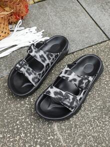 Sandalias de mujer de estampado de leopardo negro y blanco de estilo elegante para verano, chanclas casuales para uso en la playa, al aire libre, interior y baño, con diseño de correa ajustable y suela blanda de tacón plano - Negro - Ver 2