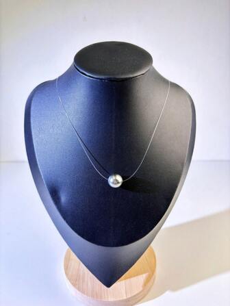 1 pièce Collier de mode minimaliste en faux perles et ligne de pêche transparente pour femmes. Collier polyvalent haut de gamme avec pendentif perle ronde, chaîne clavicule inaltérable, nouveauté 2025