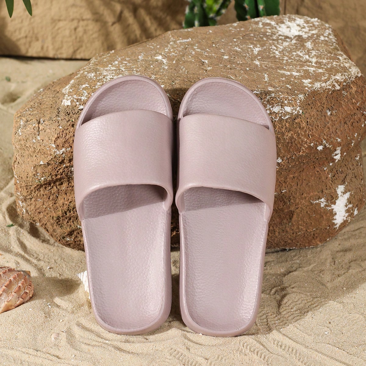Zapatillas de 2024 en nuevo diseño de moda, hechas de piel sintética brillante de PU y EVA, de alta calidad y cómodas para parejas, ligeras, suaves