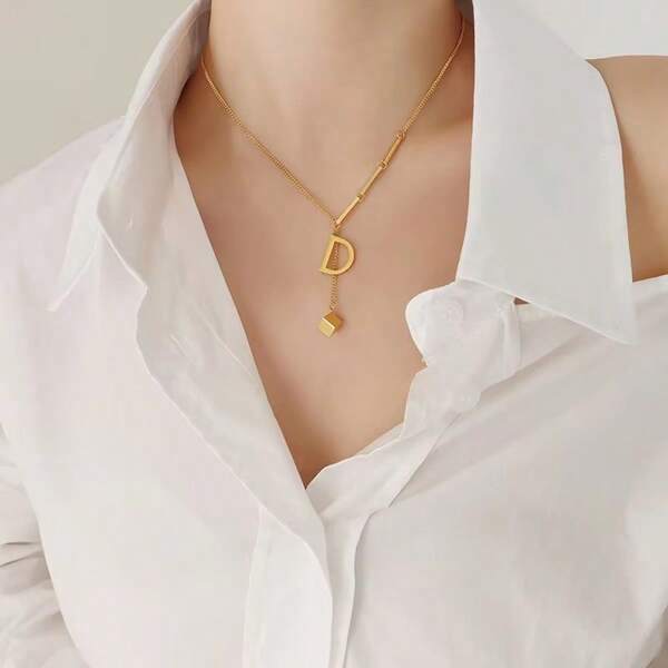 1 Stück einfache D-Buchstaben Quasten Quadratische Schlangenkette Titan-Stahl Schlüsselbein-Halskette für Frauen, eleganter Partyschmuck, Geschenk für Damen