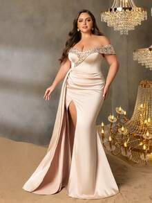 Vestido de satén de hombros descubiertos elegante con collar de lentejuelas brillantes y abertura en el dobladillo de Faeriesty Curve Plus | Lujoso aspecto contemporáneo de noche