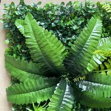 1片人造绿色植物墙板 | 40x60厘米 | 塑料材质 | 无需电源或电池 | DIY家居花园装饰 | 适用于户外露台、婚礼、圣诞节、感恩节、情人节、母亲节和毕业典礼装饰 | 易于使用，植物逼真 - 綠色 - 查看 5