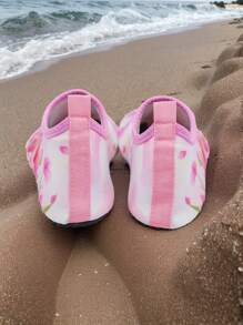 Zapatos de agua para niñas, combinados con calcetines livianos para el piso y zapatos deportivos interiores de suela blanda y descalzos, personalizados para niños enérgicos.